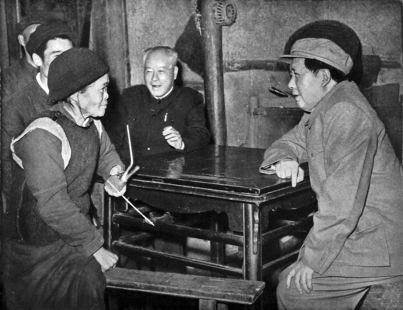 Мао Цзэдун с крестьянами  // wikimedia.org