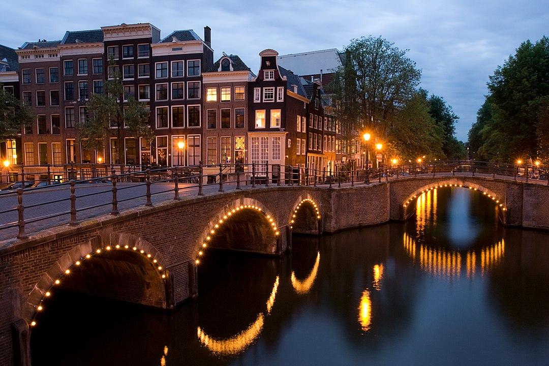 Уличные фонари в Амстердаме были модернизированы, чтобы позволить муниципалитетам