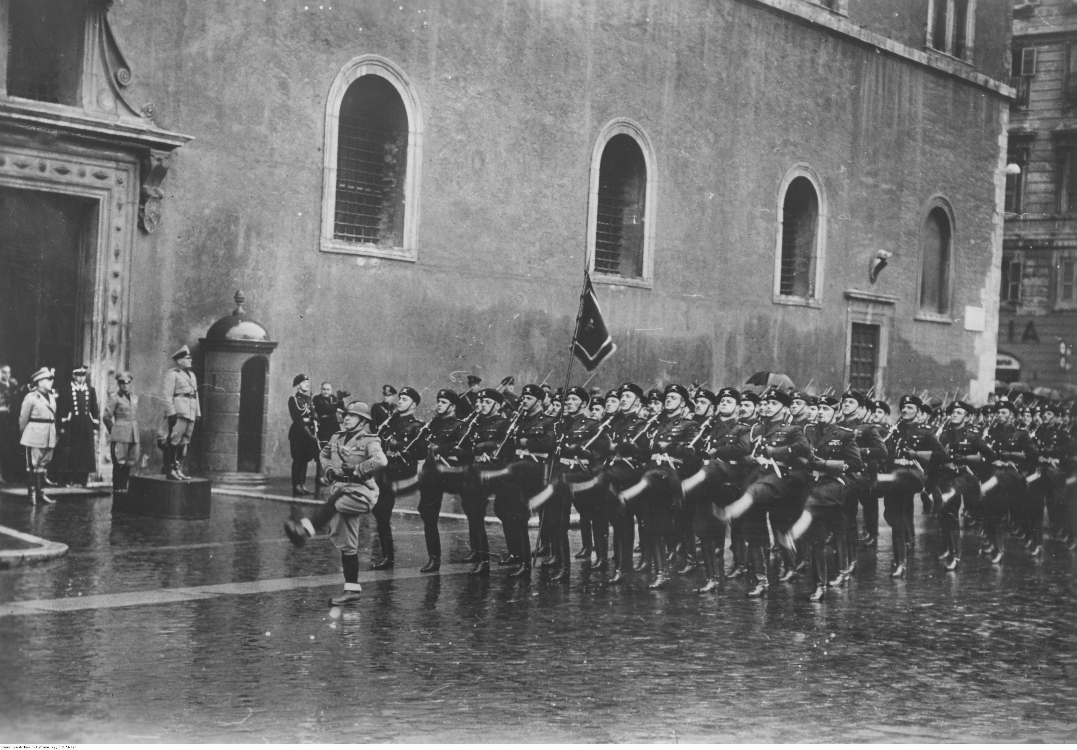 Парад в честь 17-й годовщины МВСН в Палаццо Венеция в Риме. Бенито Муссолини